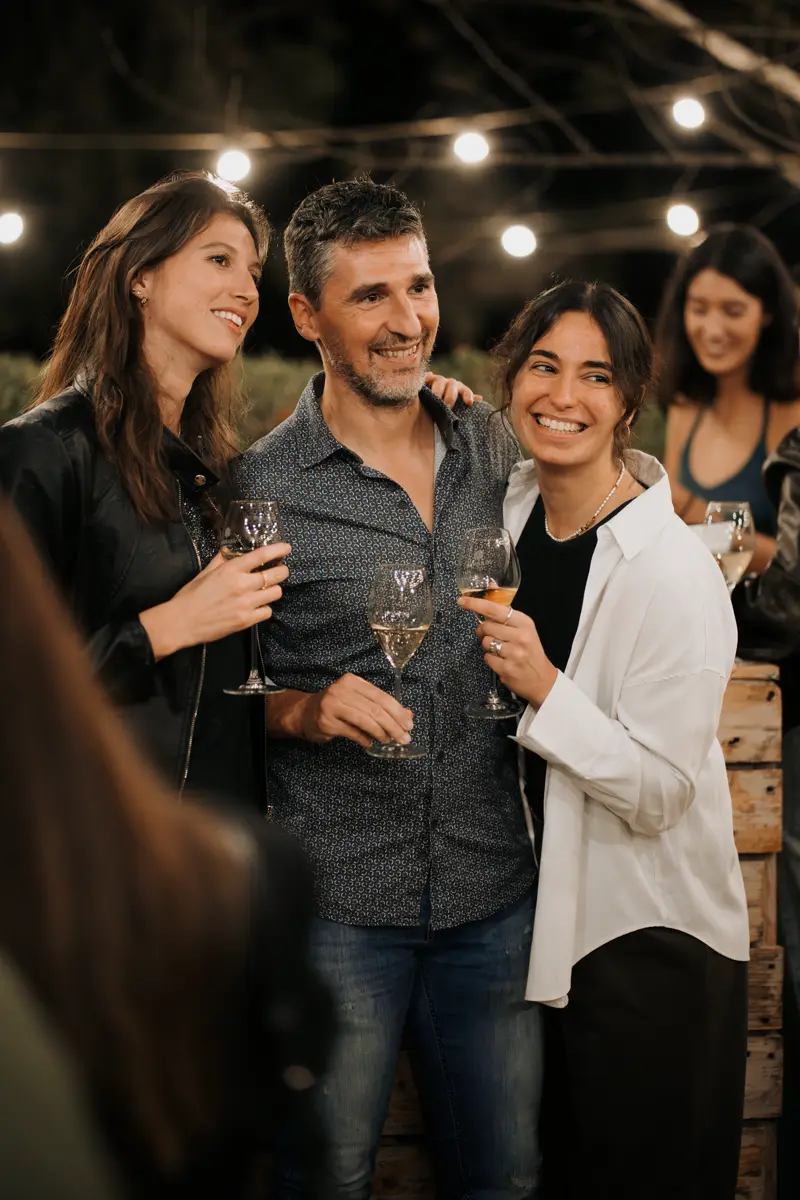 Amigos brindando en una fiesta en una masía cerca de Barcelona